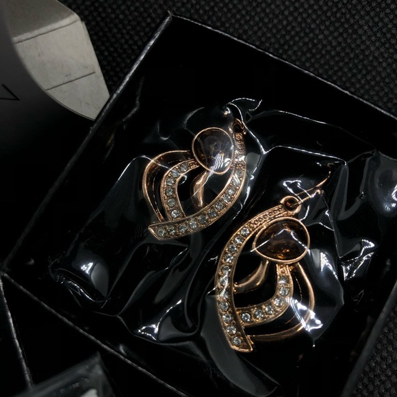 Coming Up Roses" necklace and earring set. - Picture 6 of 7